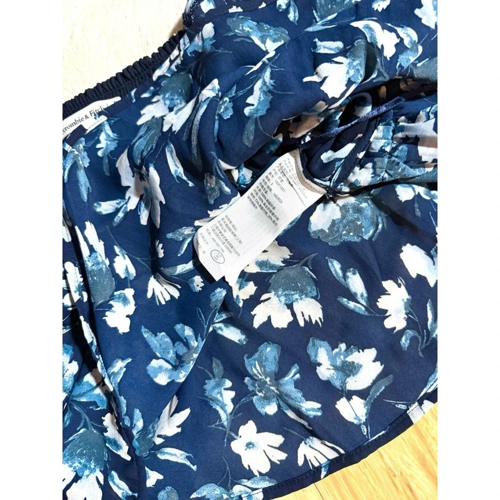 Abercrombie & Fitch Size S Blue Shear Twist‎ Front Long Sleeve Top Blouse Floral